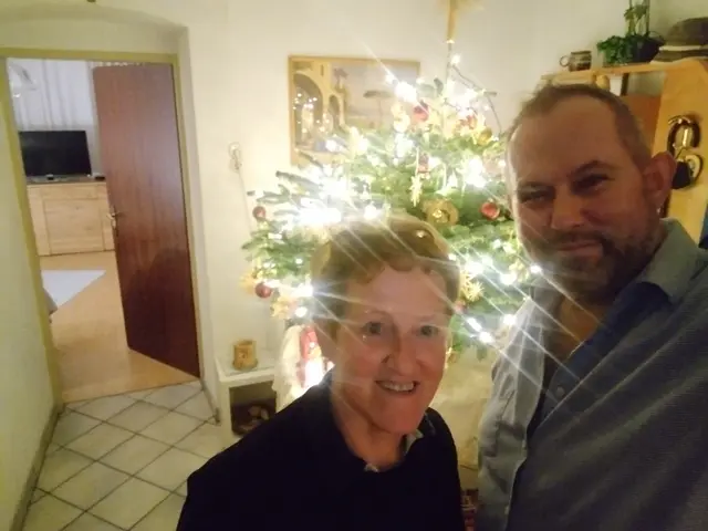 Prigglitz Amtsleiter Andi Weinzettl mit seiner Mama. | Foto: privat