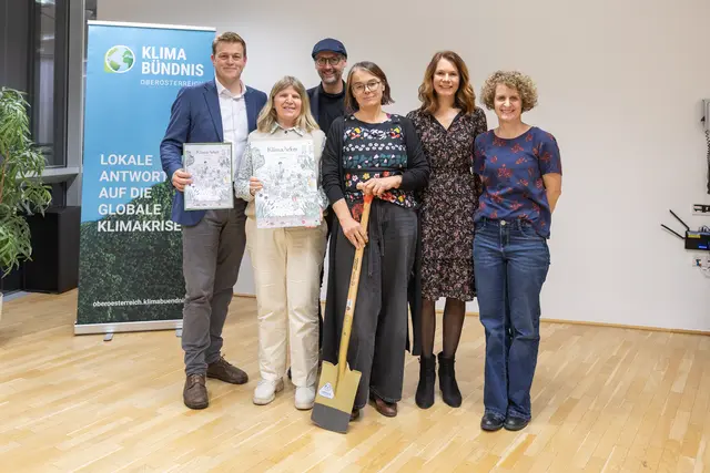 Landesrat Stefan Kaineder mit dem Team vom  Borg Ried und vom Klimabündnis. | Foto:  Land OÖ/Charlotte Guggenberger