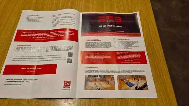 Auch die offiziellen Unterlagen des ÖFB wurden im Rahmen der E-Coach-Schulung an die Teilnehmerinnen und Teilnehmer ausgegeben. | Foto: Klaus Kirchweger