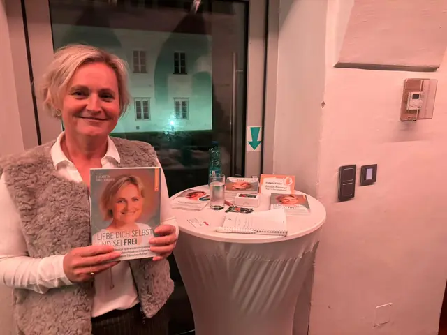 Das Buch "Liebe dich selbst und sei frei" ist Elisabeth Hintermeyers Unterstützung am Weg von Selbsthass zur Selbstliebe. | Foto: Bernd Dorner
