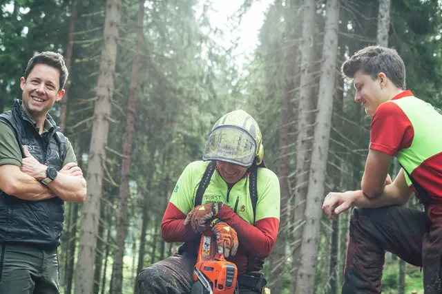 Förster Manuel Pichler (links) mit zwei Forstarbeitern im Einsatz für den heimischen Wald. | Foto: Marktgemeinde Hopfgarten im Brixental