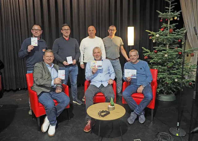 Die Sponsoren und Mitarbeiter präsentieren das neue Programm. Im Bild: Schäfer Christian, Kraftl Arno ( Hausbetreuung u. Steinreiniger), Baumgartner Andreas (Autohaus Heiligeneich), Winter Andreas (Wr. Städtische), Bichler Manfred, Bauhofleiter Mottl Christoph, und Heinrich Gerhard ( Installateur u. PV)  | Foto: Marika Ofner