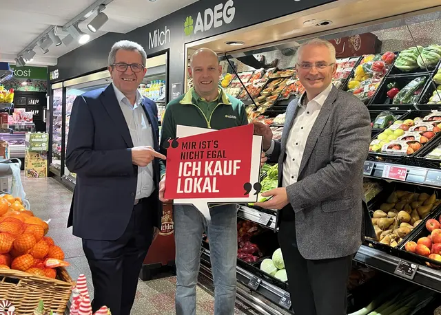 WK-Obmann Gottfried Pilz, Lukas Zeilinger, ADEG-Kaufmann und Nahversorger in Neustadtl, WK Leiter Andreas Geierlehner. | Foto: WK Amstetten