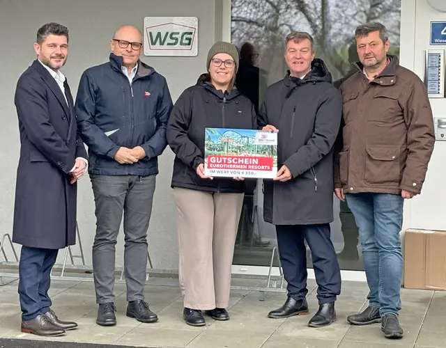 Bei der Gutscheinübergabe, v.l.: Nenad Markovic (BBOÖ), Martin Wachutka (GF BBOÖ), Kundin Julia Weissensteiner,), Thomas Matthey (GF BBOÖ) und Johann Stockinger (Bürgermeister Aistersheim). | Foto: BBOÖ