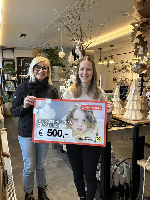 Silvia Gasselsberger überreichte die Spende an Bianca Lacher. | Foto: MeinBezirk