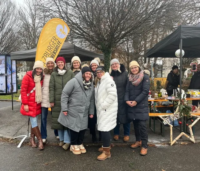 Die Oberndorfer Frauen am Wochenmarkt: Ursula Pöckl, Gabriele Papillion, Cornelia Möseneder, Christine Schröck, Manuela Hagmüller, Petra Hauser, Karin Neuburger, Klaudia Hampel und Sandra Nickolai (von links).  | Foto:  Basteln für kleine Träume