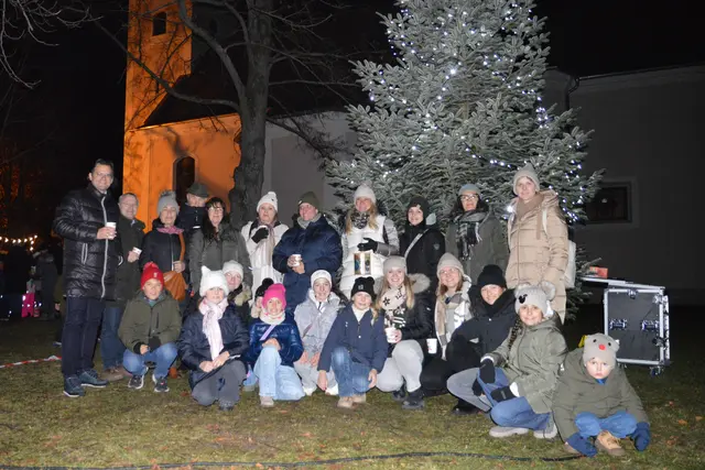 Bgm. Bernhard Heinl (1.v.l), Vize-Bgm. Eduard Sanda (1.v.l.), Pfarrer Jan Dudka (4.v.l.), Direktorin Angelika Beer (stehend 2.v.r.) mit Beteiligten der Adventbaumbeleuchtung | Foto: Marktgemeinde Michelhausen