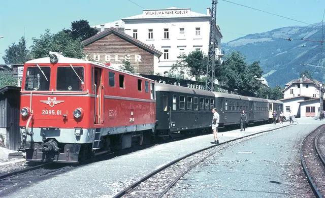 Die ÖBB 2095.01 wartet im Juli 1972 in Zell am See ihre Abfahrtszeit ab | Foto: Alfred Moser