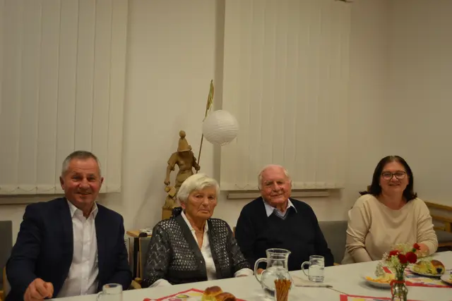 Bgm. Wiedenhofer Anton, Bader Maria und Franz, OV Schlögl Sabine. | Foto: Gemeindeamt Draßmarkt