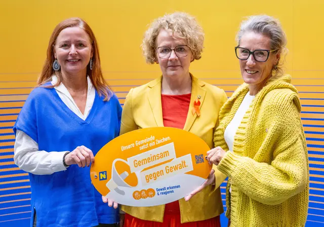 Die Auszeichnung ging erstmals auch an Klosterneuburg: Gemeinderätin Annette Haas (Klosterneuburg, ÖVP), Landesrätin Christiane Teschl-Hofmeister (ÖVP)  Gemeinderätin Lisa Heigl-Raijchl (Klosterneuburg, ÖVP).
 | Foto: Marschik