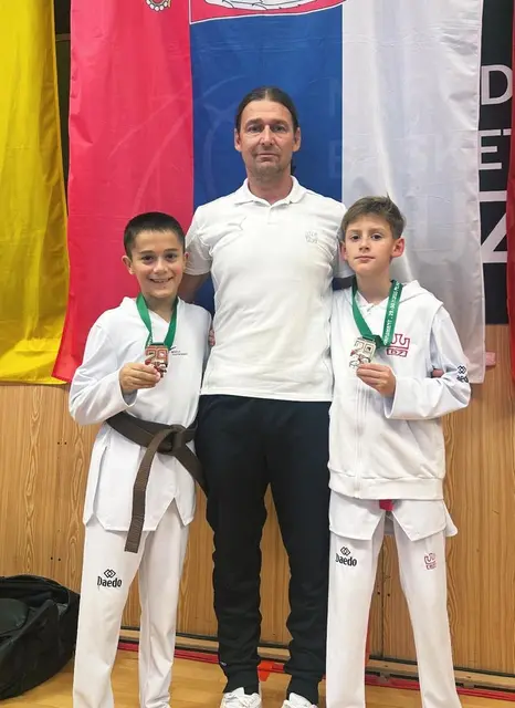 Erfolgreiches Tullner Taekwondo Team
Rafael Brcerevic, Coach Hannes Gugenberger, Davdi Gugenberger