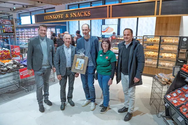 Feierten die heutige Eröffnung der MPREIS-Filiale in Aschau im Zillertal: v.l. Ingo Panknin (Mitglied der MPREIS-Geschäftsführung), Andreas Egger (Bürgermeister Aschau), David Mölk (Mitglied der MPREIS-Geschäftsführung), Maria Keiler (Filialleiterin) und Alexander Wolf (Geschäftsführer ZIMA Tirol).

 | Foto: MPreis
