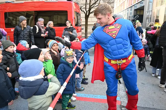 Auch Superman war vor Ort. Ausnahmeweise begab er sich auch auf den Boden, statt sich nur fliegend fortzubewegen. | Foto: Königer