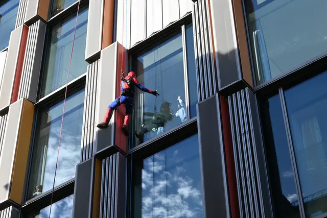 Superhelden seilten sich vom Gebäude der Innsbrucker Kinderklinik am 3. Dezember ab. Spiderman durfte selbstverständlich nicht fehlen! | Foto: Königer