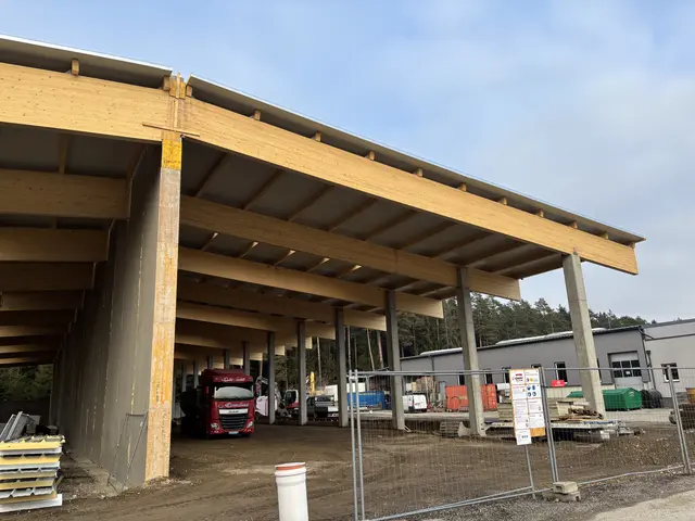 Die Halle wird künftig zwei Firmen als Büro und Fuhrpark dienen. | Foto: MeinBezirk/Lea Kainz