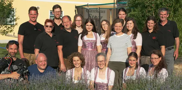 Rosi Staar (3.v.l. vorne) mit Ihrem Team und Freunden des Hauses. Foto von der Radio NÖ- Sommertour, Lavendlremmidemmi 2024 mit Moderatorin Birgit Brunner (4.v.r. mittig) und Schauspieler Rudi Roubinek (2.v.l. vorne) | Foto: Radio NÖ- Sommertour