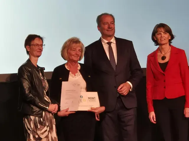 Maria Gößler bekam im Kreise der Ehrengäste das MINT-Gütesiegel in Judenburg überreicht. | Foto: Gößler