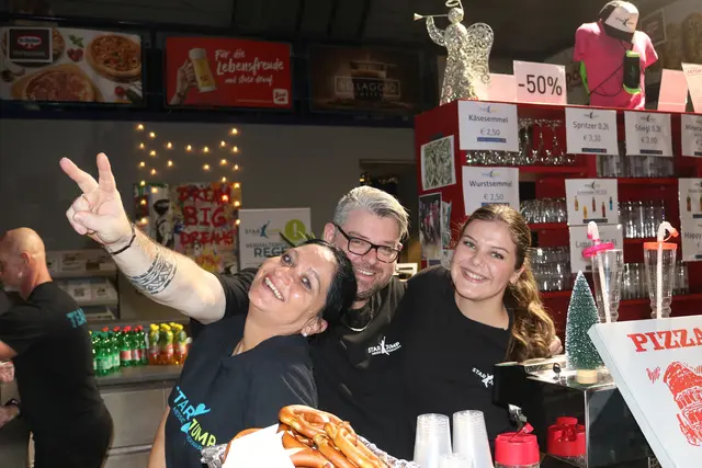 Das StarJump-Team strahlt beim Jubiläum – engagiert, freundlich und immer für die Gäste da. | Foto: Jana Gollacz
