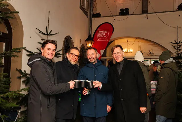 MeinBezirk OÖ-Geschäftsführer Thomas Reiter (2. v. li.) und MeinBezirk OÖ-Chefredakteur Thomas Winkler (re.) konnten zahlreiche Gäste aus Politik, Wirtschaft und Medien beim Charity-Punsch in Linz begrüßen – im Bild Daniel Frixeder (upart) und Markus Käferböck (WKOÖ). | Foto: MeinBezirk/Reischl