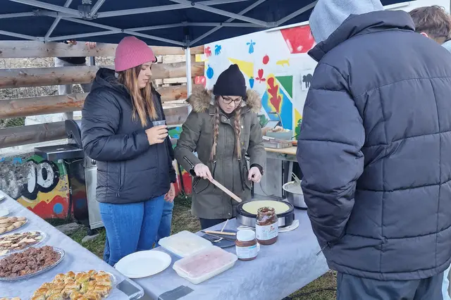 Bei warmem Punsch und winterlichen Speisen entstand schnell ein offener Raum für Begegnung. | Foto: MG Telfs