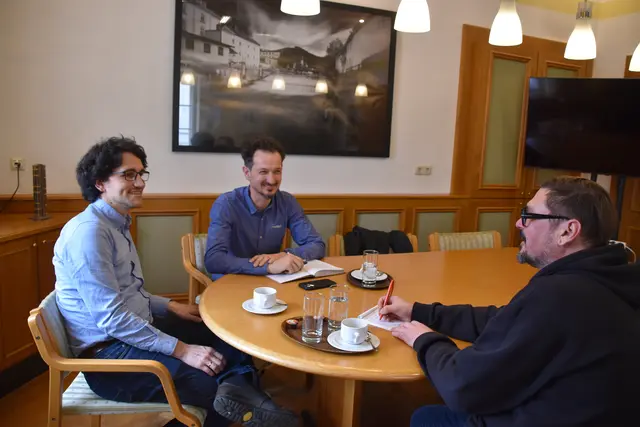 Bürgermeister David Pöcksteiner (SPÖ) und sein Stellvertreter Joseph Hofmarcher (BUGS) beim Interview mit MeinBezirk-Redaktionsleiter Roland Mayr in Scheibbs | Foto: Elisabeth Kalteis Wetchy/Stadtgemeinde Scheibbs