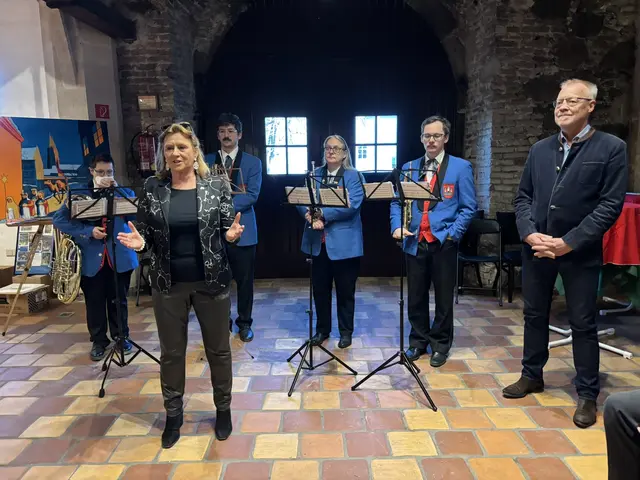 Barbara Zisser, Vizebürgermeisterin Maria Theresia Eder (ÖVP), Clemens Vitovec, Regina Urteil-Gärtner, Sebastian Fuchs und Organisator Peter Jedlicka bei der Eröffnung des traditionellen Adventmarktes | Foto: Stiftspfarre Klosterneuburg