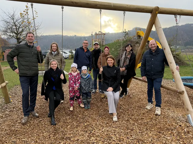 Die Landesrätin (3.v.r.) besuchte auch den Spielplatz in Karling, Gemeinde Hartkirchen. | Foto: OÖVP-Bezirk Eferding