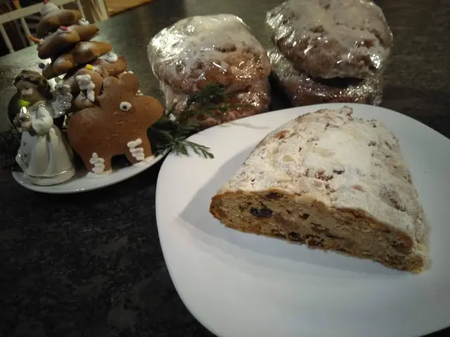 Der Topfenstollen ist eine gesunde Alternative für süße Köstlichkeiten in der Adventzeit.  | Foto: Martina Sallaberger