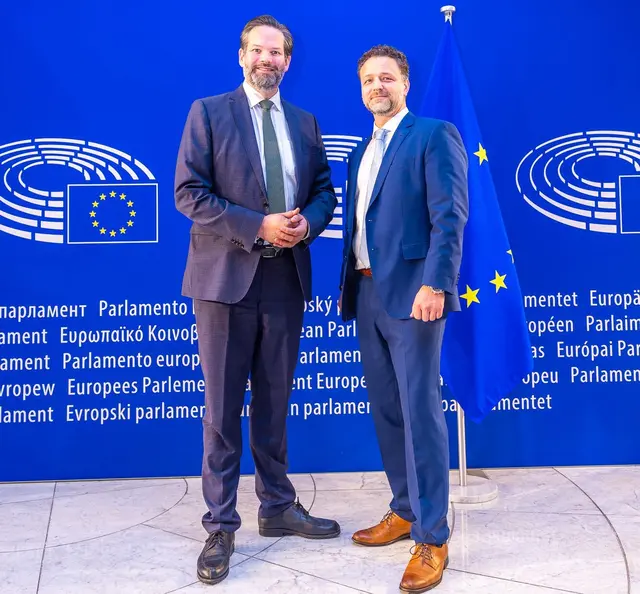 Der österreichische Europaabgeordnete Lukas Mandl (li.) veranstaltet jährlich im Herbst die Straßburger Diskurstage. Der Waldviertler Unternehmer Sebastian Siller (re.) nahm an dem intensiven Programm teil. | Foto: Stavros Tzovaras/EP