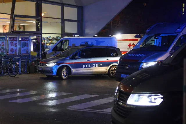 Ein Pkw wird von einem Kleintransporter in die Fassade der Eurospar-Filiale in Wels-Vogelweide geschoben. Als Auslöser wird ein Herzinfarkt vermutet. | Foto: laumat.at