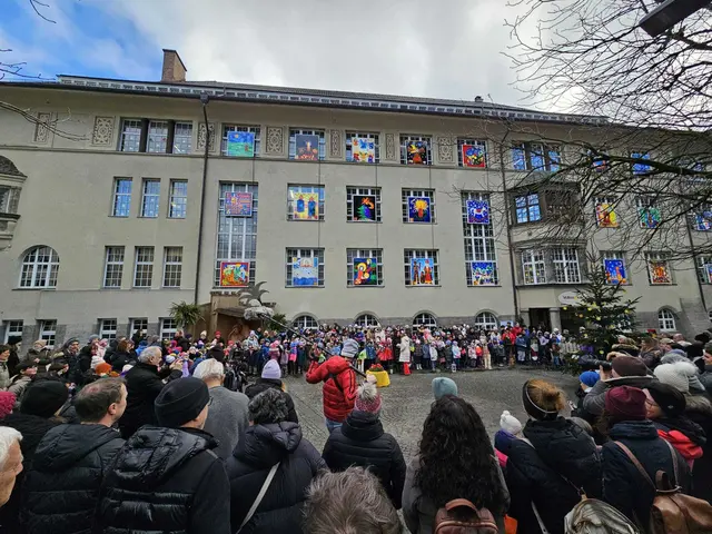 2025 erstrahlen wieder die Fenster bei der Volksschule Kufstein Stadt für einen besonderen Adventkalender.  | Foto: Volksschule Kufstein Stadt