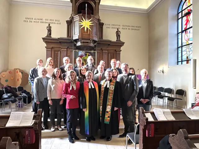 Gruppenfoto beim Festgottesdienst zum 150-Jahr-Jubiläum der evangelischen Kirche mit Pfarrer Markus Lintner, Pfarrerin Anne Tikkanen-Lippl, Kurator Robert Fenz und dem Presbyterium, Mödlings Bürgermeisterin Silvia Drechsler, den Bürgermeistern Herbert Janschka (Wiener Neudorf), Anton Jenzer (Gaaden), Andreas Linhart (Brunn) sowie Maria Enzersdorfs Vizebürgermeisterin Michaela Haidvogel, Ralf Schüller von der Mödlinger katholischen Pfarrgemeinde und Martin Probst von der Evangelikale Freikirchliche Gemeinde Mödling. | Foto: Evangelische Pfarre Mödling