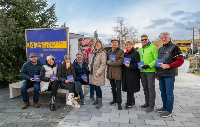 „Menschenbilder“ als bereichernde Fotoausstellung im öffentlichen Raum: Kulturreferent Dieter Zelber, Ulrike Schuster, Sarah Kroboth, Martin Schödl, Michaela Habinger, Bürgermeister Andreas Linhart, stv. Bürgermeisterin Gabriele Schiener,
Chris Schmitzer und Robert Krickl (v.l.n.r.). | Foto: Gemeinde Brunn/Johanna Hoblik