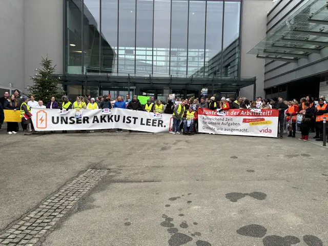 Dutzende Beschäftigte machten auf die Verhandlungen und ihre Positionen aufmerksam. | Foto: MeinBezirk/Raphael Mayr
