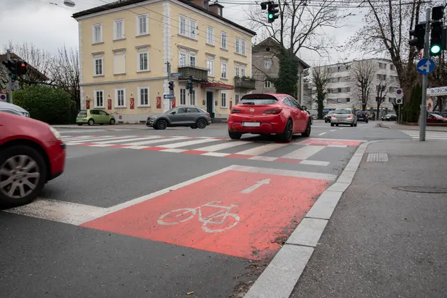 Bei rund 80 Gefahrenstellen, Übergängen, Radwegen und Fahrradstraßen hat das Straßen- und Brückenamt Markierungen erneuert oder neu angebracht. | Foto: Stadt Salzburg/Escabosa