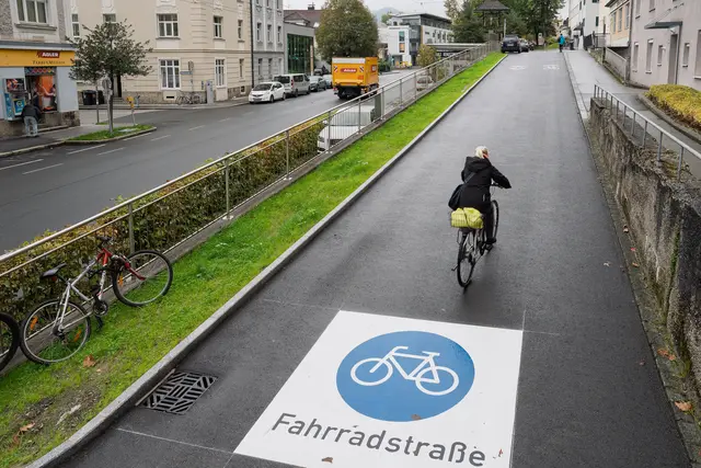 Bei rund 80 Gefahrenstellen, Übergängen, Radwegen und Fahrradstraßen hat das Straßen- und Brückenamt Markierungen erneuert oder neu angebracht.
 | Foto: Stadt Salzburg/Alexander Killer