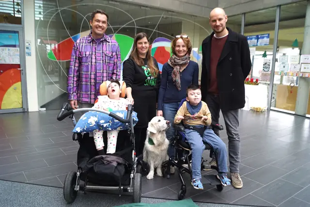Patrick Wintersteller, Katrin Novak, Heidi Voggenberger und Chrisopher Habersatter mit Ronja, Pascal und Hund Tessa. | Foto: Josef Wind