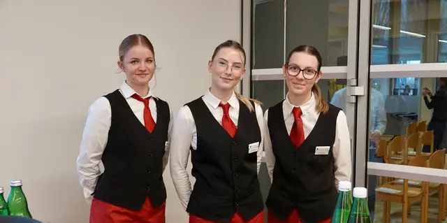 Bewirtet wurde vornehm und freundlich - die Gäste zeigten sich dankbar. | Foto: Bernhard Kerezsi