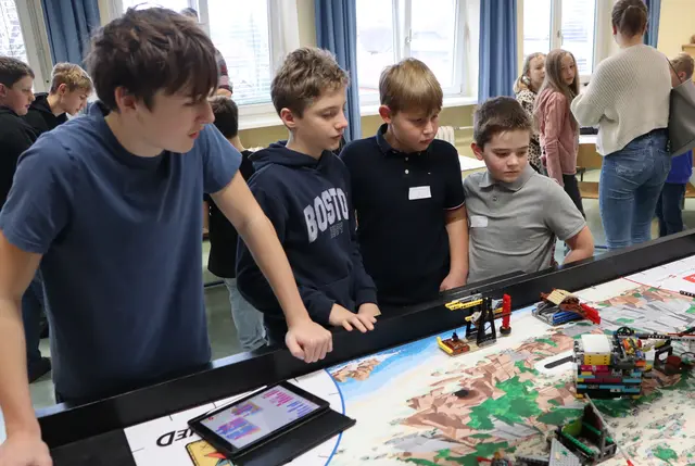 Staunen beim Stand mit dem Lego-Roboter | Foto: Gerhard Langmann