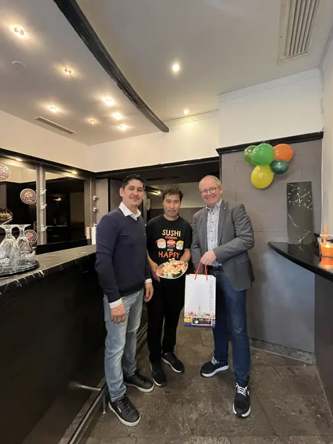 Bürgermeister Bernd Osprian gratulierte den Inhabern des Dai Food Restaurants zur Eröffnung. | Foto: Rueß/Stadtgemeinde Voitsberg