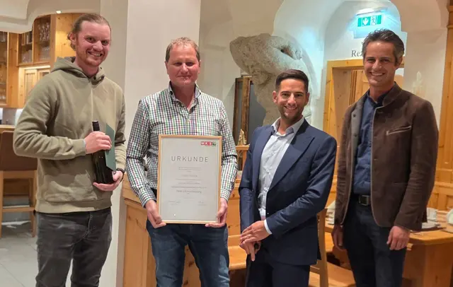 Bei der Verabschiedung m 13. November 2025 von Johann Schlick in den Ruhestand, v. li.: Peter Mayer (Hotel Römerhof), Johann Schlick, Josef Lüftenegger (WKS), Lukas Perner (Hotel Perner). | Foto: Lukas Perner