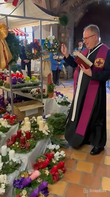 Pfarrer Reinhard Schandl nahm die Adventkranzweihe vor. | Foto: Stiftspfarre Klosterneuburg