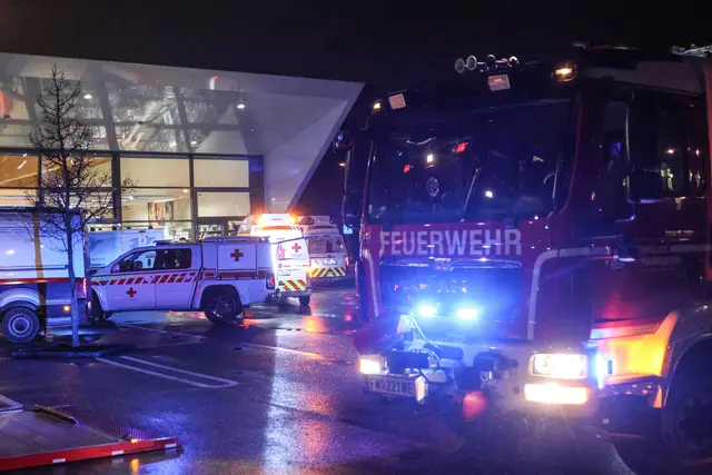 Ein Pkw wird von einem Kleintransporter in die Fassade der Eurospar-Filiale in Wels-Vogelweide geschoben. Als Auslöser wird ein Herzinfarkt vermutet. | Foto: laumat.at