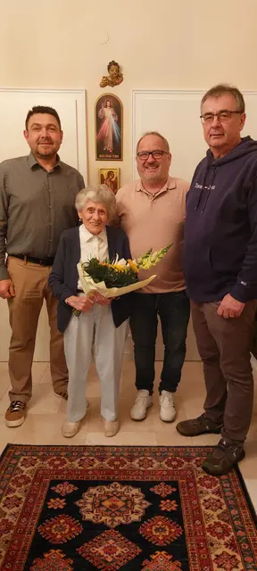 Bgm. Balogh Christian, OV. Ribarich Roland und GV. Zvonarits Stefan mit Jubilarin Kulovits Bertha. | Foto: Ribarich