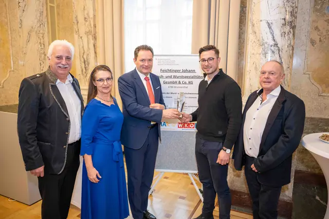 Julian und Johann Feichtinger (r.) bei der Preisübergabe in Wien.  | Foto: BMLUK