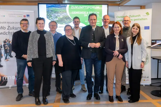 Die Arbeitsgemeischaft Vordenken für Osttirol mit Bundesminister Totschnig (5.v.r.) | Foto: Vordenken für Osttirol/Brunner Images