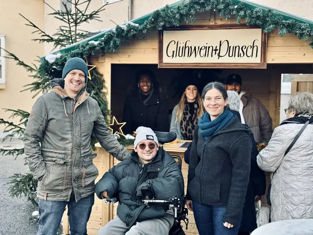 Die Klientinnen und das Team des Netzwerks durften sich auch heuer wieder über viele begeisterte Besucherinnen und einen stimmungsvollen Markt freuen. Peter Stocker, Leiter Netzwerk St. Josef Ost (li), und Veronika Mair, Leiterin Netzwerk St. Josef West (re) mit einem Klienten.  | Foto: SE Barm.Schw.Zams
