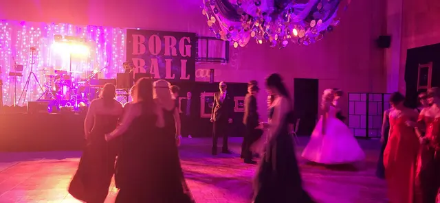 Die Eröffnung; im Mittelpunkt Vereins-Obmann Hannes Hiller, der die Eröffnung mit den Schülern einstudiert hat | Foto: Fabian Berger