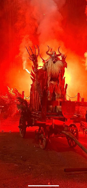 Die Tulfer Höllenbruat eröffnete ihr Jubiläum mit einer spektakulären Show aus Flammen und Funken. | Foto: Tulfer Höllenbruat
