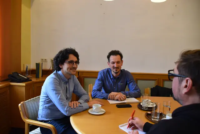 Bürgermeister David Pöcksteiner (SPÖ) und sein Stellvertreter Joseph Hofmarcher (BUGS) beim Interview mit MeinBezirk-Redaktionsleiter Roland Mayr in Scheibbs | Foto: Elisabeth Kalteis Wetchy/Stadtgemeinde Scheibbs